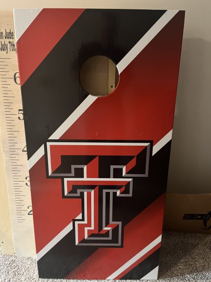 Custom Cornhole Set – Example 2: Team Logo – custom handcrafted by Made by the Middletons, Indiana (photo 1)