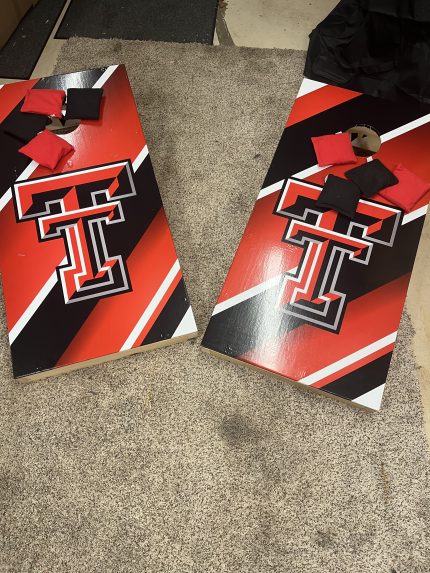 Custom Cornhole Set – Example 2: Team Logo – custom handcrafted by Made by the Middletons, Indiana (photo 2)